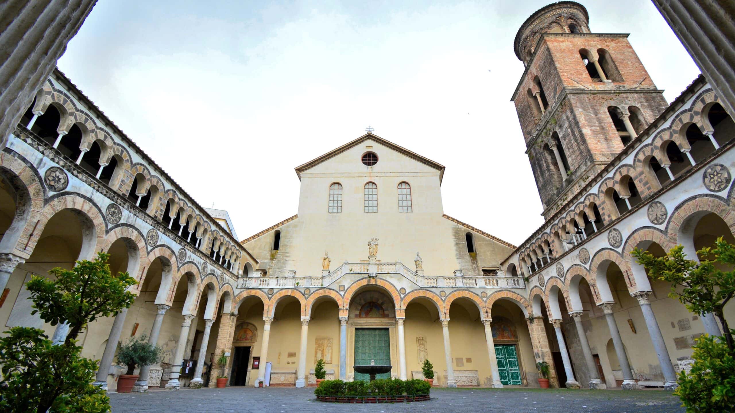 La facciata e il campanile del Duomo di Salerno, con il portico ad archi