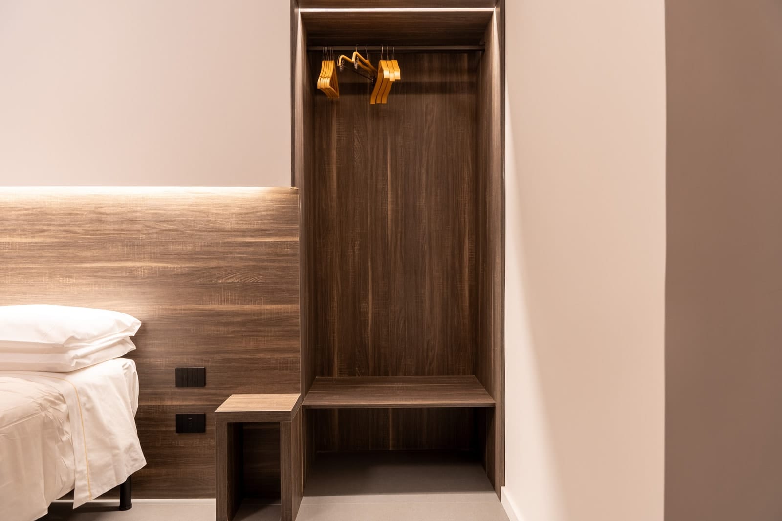 The open wardrobe in Gea, in the same wooden wall as the headboard