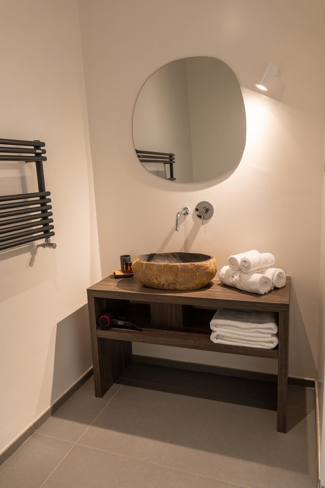 The bathroom in Gea: the stone basin on a wooden stand, under the mirror