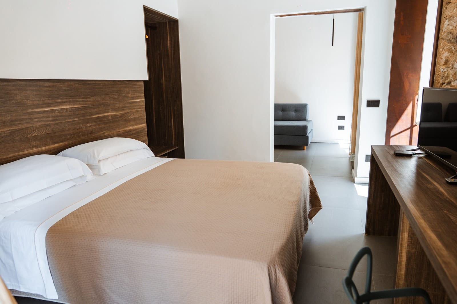 Gea: the bed and, through the doorway, the sitting room with the sofa