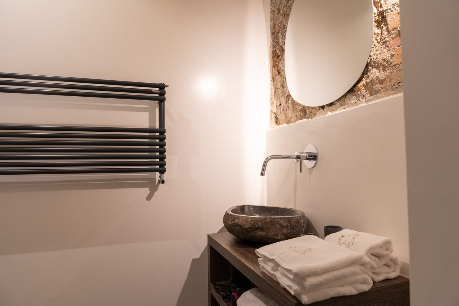The stone basin in Hera, with the round mirror on the stone wall