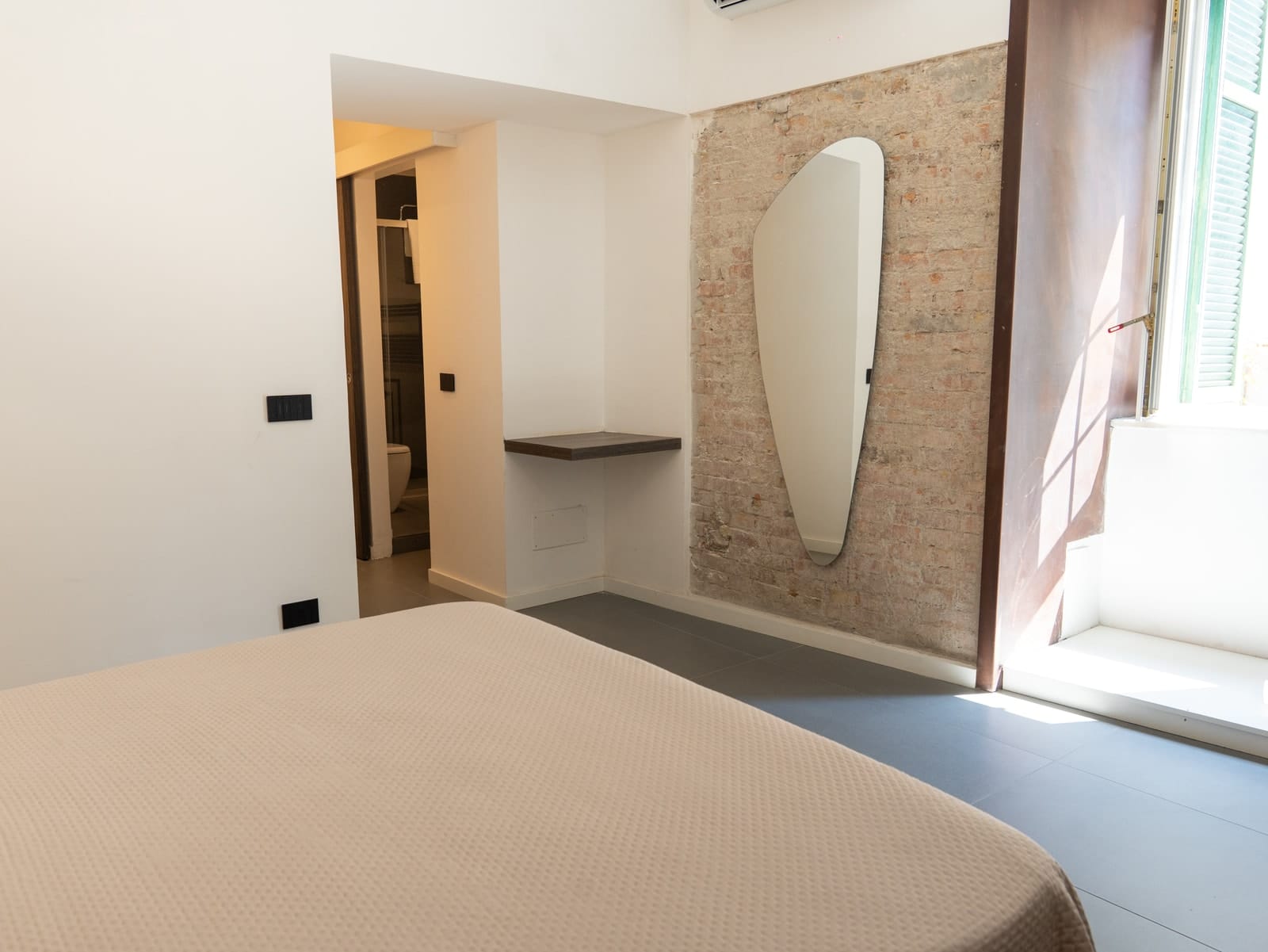 The brick wall in Hera with its mirror, and the light coming in through the window