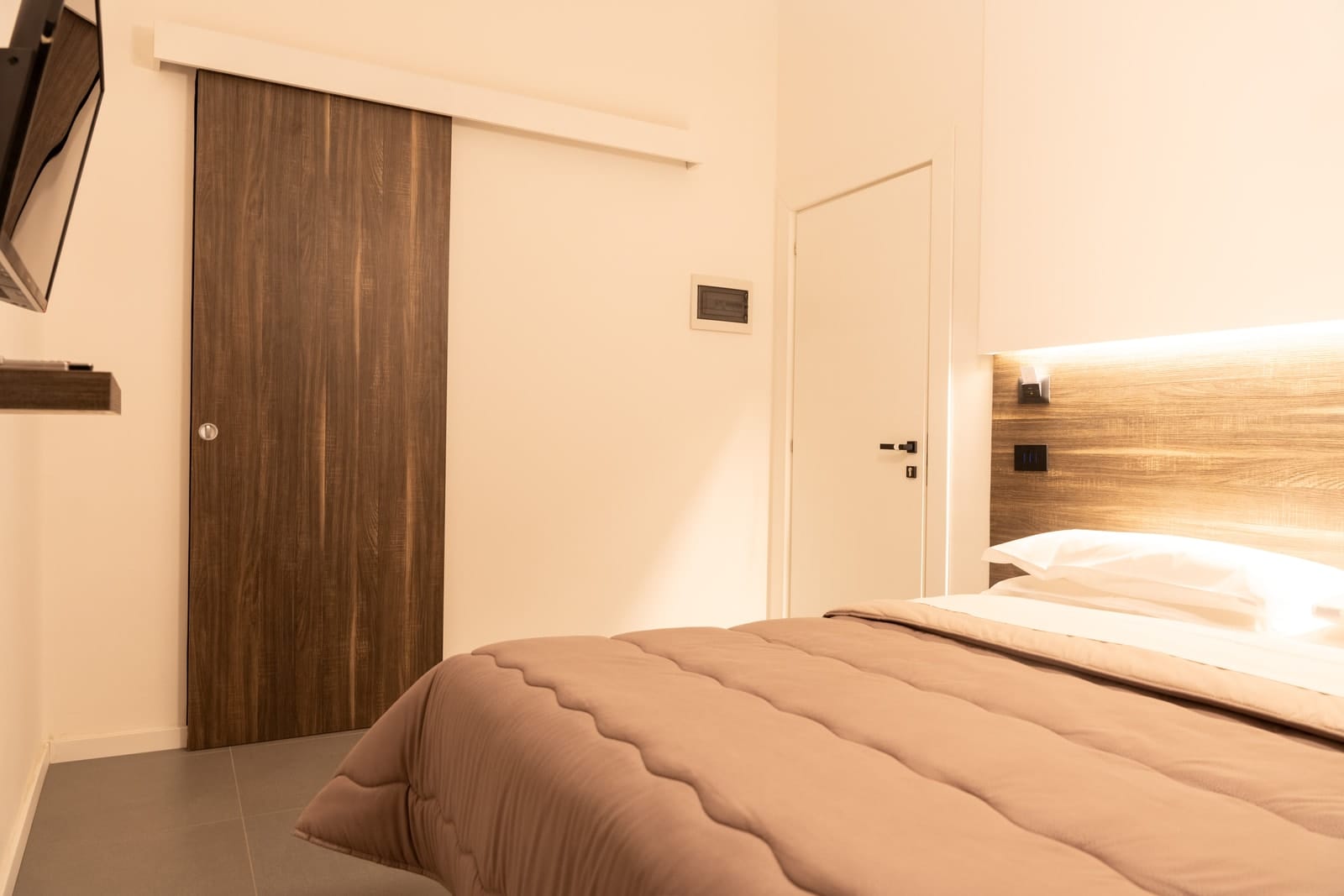 Hestia towards the entrance: the bed, the sliding bathroom door and the room door