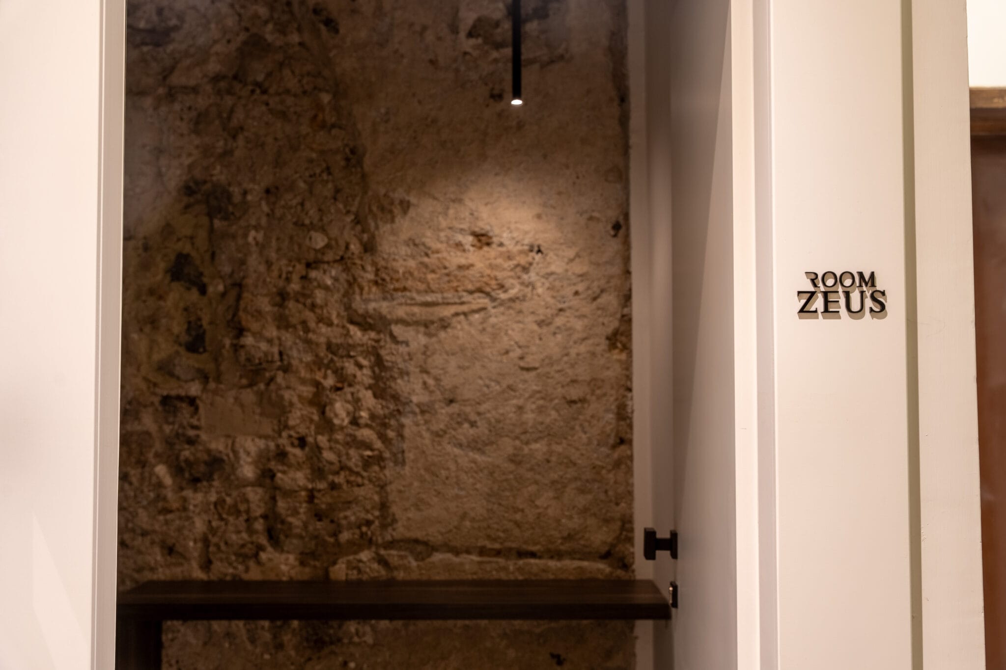 La soglia della camera Zeus, con la parete di pietra a vista