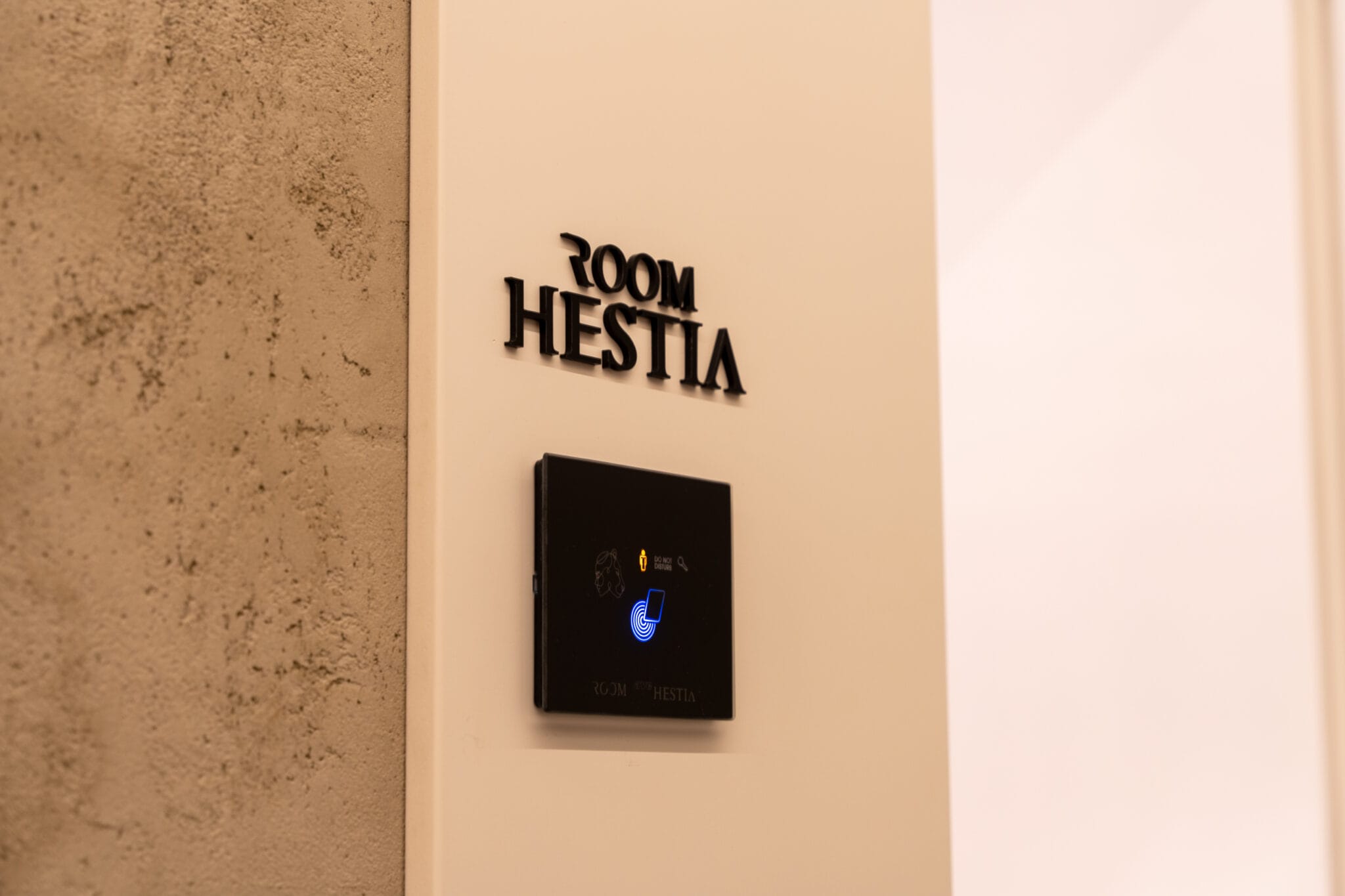 La targa della camera Hestia accanto al lettore della tessera