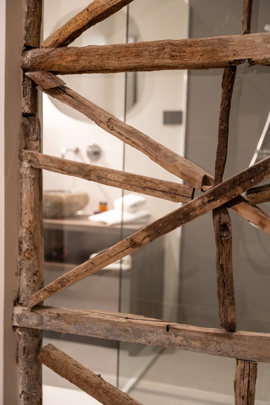 I controventi di legno del palazzo davanti al vetro della doccia, nella camera Zeus